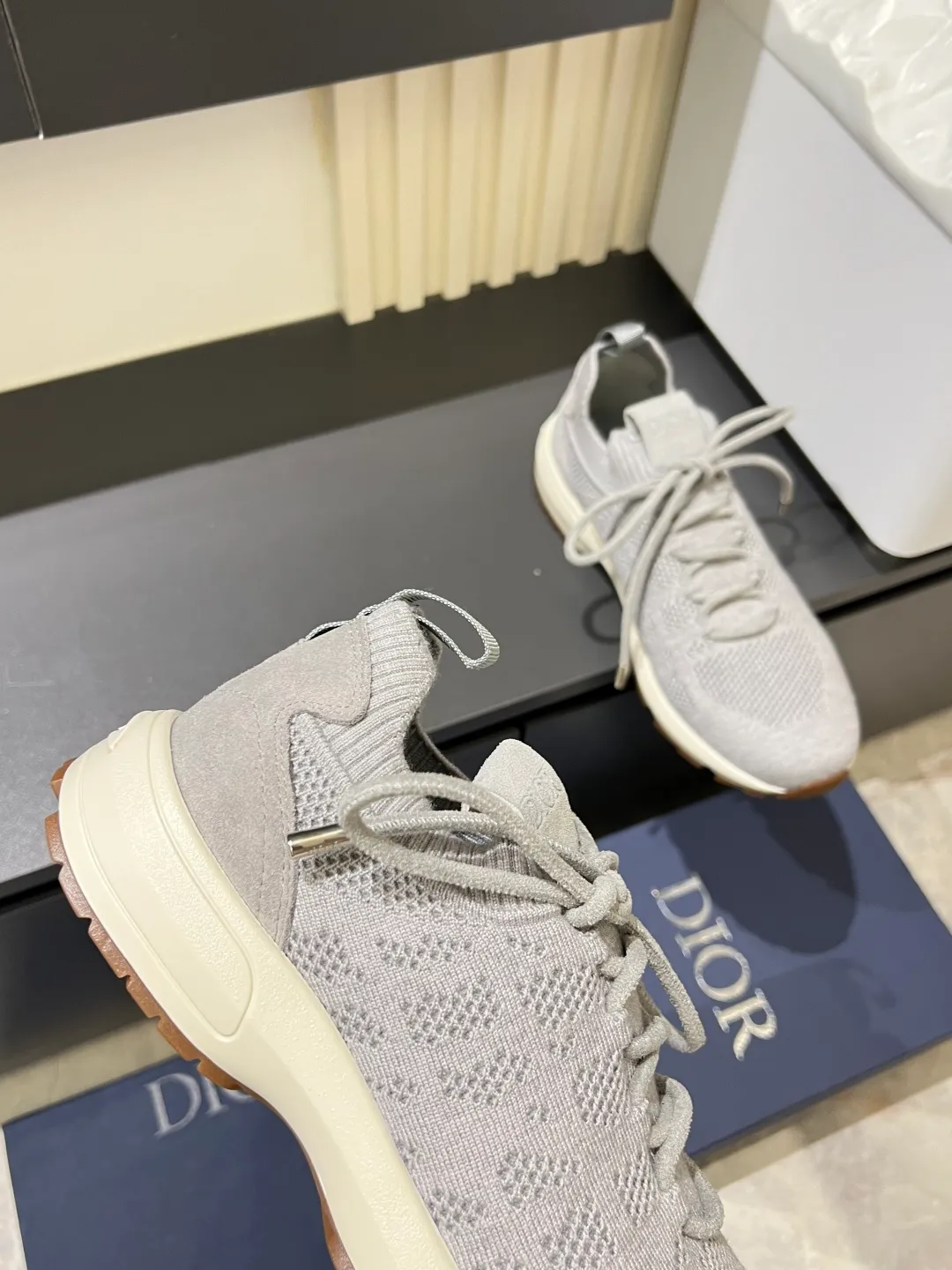 p380 Dior B80 sneakers are a new product of Dior men's series, focusing on comfort and fashion. The upper is made of breathable mesh + fabric splicing, which is lightweight and fits the shape of the foot, making it super comfortable for daily wear. The sole is made of rubber, which has great grip and wear resistance, and is suitable for commuting or light sports. The overall style is simple, the gray tone is versatile, and the shoelaces are adjustable for a more stable fit. Designed by Kim Jones, it is both practical and trendy. It is one of the new hot items in early spring①. size: 38-45 (45 customized)